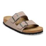 Sandalias Birkenstock modelo Arizona, color gris taupe, con doble tira ajustable con hebillas metálicas, plantilla anatómica de corcho y suela de goma negra.