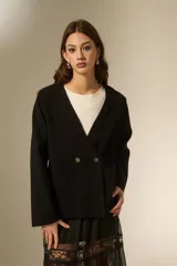Saco negro de viscosa, de corte entallado, con cuello en V profundo y cierre frontal cruzado con dos botones.