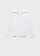 Camisa de corte recto en color blanco, con cuello camisero de solapas amplias, cierre frontal oculto con botones y mangas largas con puños abotonados.