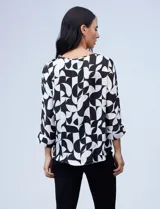 Blusa de gasa satén estampada con diseño animal print en tonos naranja y negro, de la marca Ninety. Tiene mangas tres cuartos y cuello redondo.