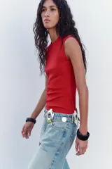 Top blanco de manga sisa con cuello redondo y corte ajustado al cuerpo.