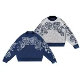 Sweater tejido reversible con cuello alto, puños y ruedo acanalados. Un lado es azul marino con diseño de letras en blanco y el otro lado es gris con diseño de letras en azul marino. Corte BoxyFit/RegularFit.