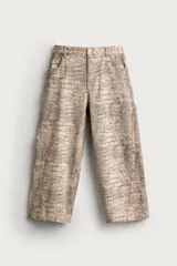 Pantalón relaxed fit de algodón con estampado animal print de cocodrilo en tonos beige y gris. Tiene diseño de cinco bolsillos, cierre frontal con cremallera y botón, y una tira con bolsillo multifunción en la pernera.