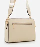 Cartera bandolera de tamaño mediano confeccionada en poliuretano, con diseño rectangular, cierre superior con cremallera y correa ancha ajustable. Presenta detalles metálicos y acabado liso.