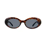 Lentes de sol con montura ovalada de carey y lentes grises.