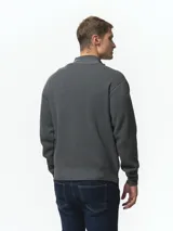 Campera tejida de punto con cierre frontal completo, cuello medio y dos bolsillos laterales abiertos. Presenta un diseño de textura en relieve y puños acanalados.