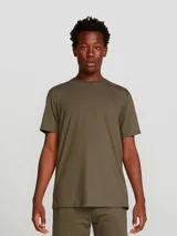 Camiseta básica de manga corta y cuello redondo, color rojo oscuro.