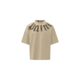 Remera Palm Angels de corte holgado y mangas cortas, color beige, con cuello redondo y gran estampado gótico en la parte superior del pecho.