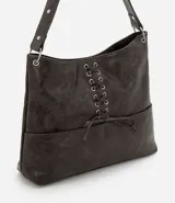 Cartera estilo hobo de cuero sintético color gris oscuro, con diseño de media luna y detalle de cordón cruzado con lazo regulable en el frente. Cuenta con bolsillos frontales funcionales, ojalillos metálicos y correa fija reforzada.
