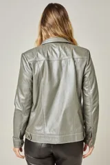 Campera estilo jeanera confeccionada en cuero ovino italiano color peltre, con cierre frontal de botones metálicos, bolsillos superiores con solapa y costuras a la vista.