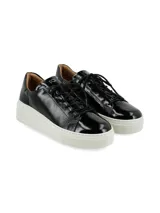 Sneakers de cuero charol negro con plataforma blanca y cordones de algodón al tono.