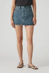 Minifalda de denim azul con cierre de botones frontal y bolsillos delanteros y traseros.