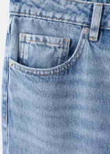 Jeans de denim de corte recto y tiro medio, en color azul clásico con efecto desteñido.