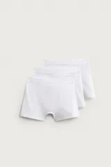 Pack de tres calzoncillos tipo bóxer de algodón con cintura elástica.