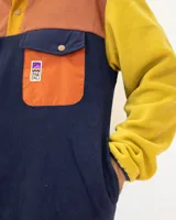 Buzo polar de hombre con diseño color block en tonos azul marino, amarillo y naranja. Cuenta con cuello alto con cierre de botones a presión, bolsillo frontal con solapa y cierre, y mangas largas con puños elásticos.