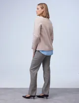 Cardigan tejido color borgoña, marca Elle. Con cuello con solapa, abertura central con botones y bolsillos simulados en la parte delantera.