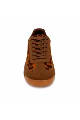 Zapatillas de estilo urbano con estampado animal print de leopardo, combinadas con detalles en gamuza marrón y suela de goma.