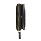 Billetera compacta Marc Jacobs de cuero negro, con cierre perimetral y broche a presión. El interior cuenta con múltiples ranuras para tarjetas y compartimentos para documentos, con herrajes dorados.