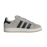 Championes Adidas Campus 00s de diseño retro, confeccionados en gamuza gris con las clásicas tres tiras laterales en cuero negro, cordones anchos y suela de goma color miel.