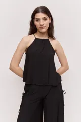 Blusa bordó de tiras finas con cuello halter y caída suave.