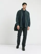Pantalón de sarga de algodón con elastano, diseño de cinco bolsillos con bolsillos traseros de parche y botones metálicos en tono plata envejecida.