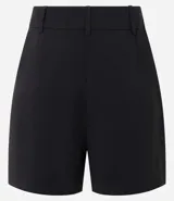 Bermuda femenina de sastrería color rojo, confeccionada en tejido de crepé. Presenta trabillas en la cintura, cierre delantero y bolsillos falsos.