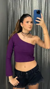Top corto de un solo hombro con manga larga, confeccionado en tela de punto color violeta.