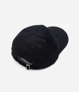 Gorra negra de sarga con visera curva, sin estampa y ajuste trasero.
