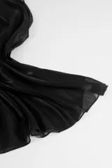 Pashmina de satén negra, con textura suave y ligera.