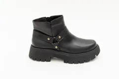 Borcego de cuero negro con aplique de estribo y suela track.