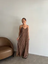 Vestido largo de jersey rib con estampado animal print en tonos blanco, negro y gris. Tiene tirantes finos y escote en V.