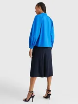 Camisa azul de algodón orgánico, corte amplio y mangas raglán.