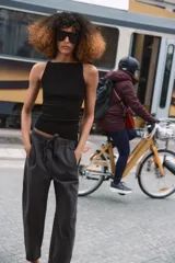 Pantalón de tiro bajo con cintura elástica ajustable mediante cordón, bolsillos delanteros y bolsillos de plastrón en la parte trasera.