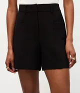 Short de tiro alto confeccionado en crepé de poliéster y elastano, de marca Cortelle. Presenta diseño sastrero con bolsillos delanteros aplicados, presillas para cinturón y cierre delantero.