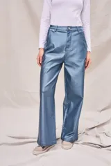 Pantalón cargo azul metalizado de corte wide leg y tiro medio, con bolsillos laterales y cierre frontal con botón y cremallera.