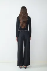 Campera de manga larga confeccionada en tejido crepé, con cuello camisero y cierre frontal metálico completo. Presenta un diseño entallado y moderno con mangas ligeramente acampanadas.