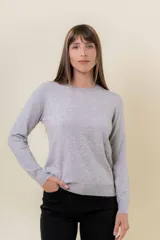 Buzo de punto color beige melange, de manga larga, cuello redondo y corte recto.
