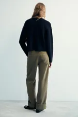 Jersey de punto de cuello redondo y manga larga, con diseño de ochos verticales en toda la prenda. Presenta un acabado de tacto suave y corte clásico.