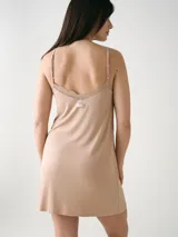 Camisón corto de rib color negro con tirantes finos regulables, escote en V y detalle de encaje en el escote y la espalda.