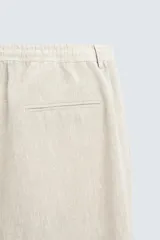 Pantalón de vestir azul marino confeccionado en tejido de lino. Corte recto, con bolsillos laterales y traseros. Se ajusta a la cintura con botón y cremallera.