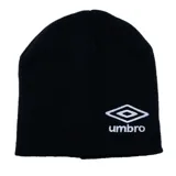 Gorro tipo beanie de tejido de punto color negro, con el logo de la marca Umbro bordado en blanco en la parte frontal.