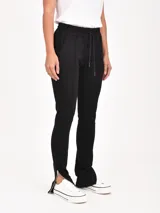 Pantalón negro de corte recto, con cintura elástica y cordón ajustable. Incluye bolsillos laterales y cierres en los tobillos.