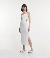 Vestido midi blanco de rib texturizado, con escote en U, breteles finos, cutout lateral en la cintura con tirante de brillo y abertura en la falda.
