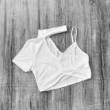 Crop top con cuello choker y manga corta, con abertura en el hombro y corte en V en el escote.