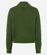 Suéter de punto color verde oliva con diseño de trenzas, cuello alto y mangas largas. Presenta un corte corto con terminaciones acanaladas en puños, cuello y ruedo.