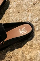 Mocasín mule de cuero color marrón con detalle de antifaz en celeste.