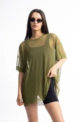 Remerón de tul con estampado tie-dye en tonos fucsia, violeta y negro.