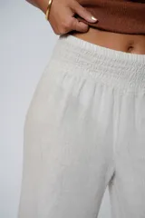 Pantalón palazzo color beige con cintura elastizada.