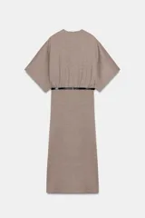 Vestido midi de escote en pico cruzado y manga corta. Presenta detalle de frunces en la cintura y un cinturón integrado con hebilla metálica a contraste.