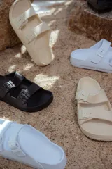 Sandalias tipo Birkenstock de goma ultra liviana, color beige, con doble tira y hebillas ajustables.